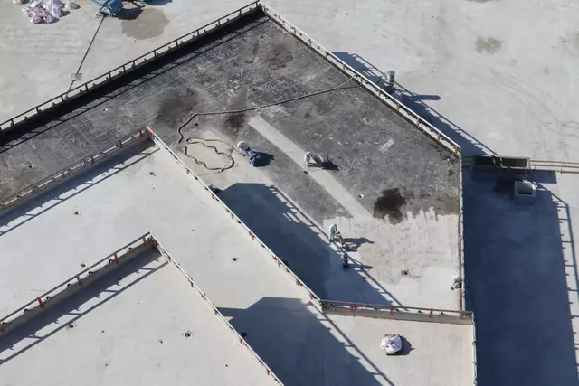 Die Baufirma ist mit Fräsarbeiten beschäftigt. Der Beton wird abgefräst.  | Foto: Julia Glöckner