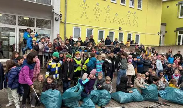 Müde, aber glücklich: Die Schülerinnen und Schüler der Grundschule Rheinzabern sind stolz, den ganzen Müll in den blauen Säcken eingesammelt zu haben. | Foto: VG Jockgrim
