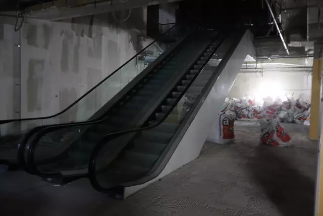 Rolltreppen führend hinunter ins UG mit Mediamarkt und Nordsee | Foto: Julia Glöckner