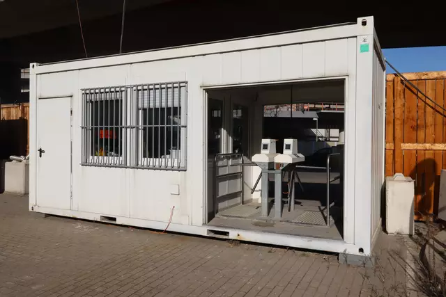 Zugang zur Baustelle erhält man nicht ohne weiteres: Das ist der Checkpoint zur Baustelle.  | Foto: Julia Glöckner