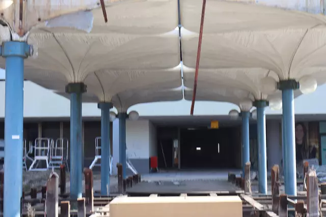 Die schmucken Plastikpilze schützen in den 60ern Passanten in der Kaiser-Wilhelm-Straße vor Wind und Wetter | Foto: Julia Glöckner