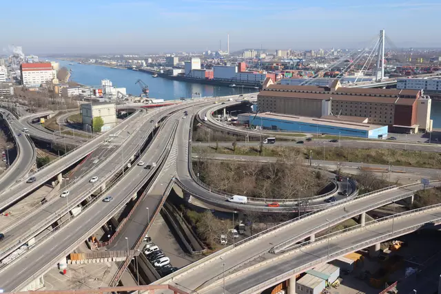 Der Brückenkopf mit seinen 15 Auf- und Abfahrten wird zur Kohl-Allee hin deutlich kleiner. | Foto: Julia Glöckner