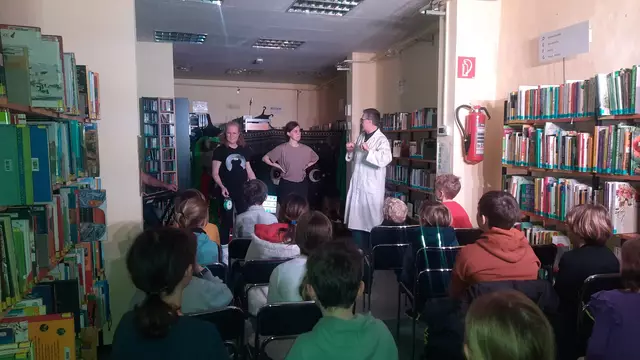 Geschichtenerfinder in der Zweigstelle der Stadtbibliothek Friedrichsfeld | Foto: Kristin Hätterich