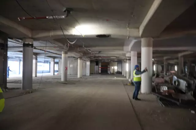 Durch den langen Mittelgang lief man früher durch Center, von der Bushaltestelle kommend. Links und rechts waren Einzelhandelsfilialen.  | Foto: Julia Glöckner