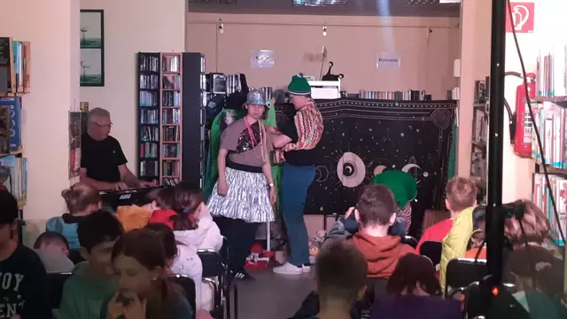 Geschichtenerfinder in der Zweigstelle der Stadtbibliothek Friedrichsfeld | Foto: Kristin Hätterich