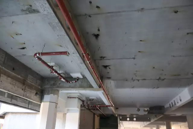 Auf der Baustelle arbeitet man mit Hochdruckwassergerät. Dafür wurden Leitungen gelegt.  | Foto: Julia Glöckner