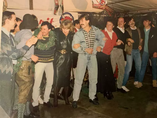 Petra Gschwander mit der roten Weste bei der Meisterfeier von ihrem Bruder Michael Gschwander | Foto: Archiv Michael Sonnick