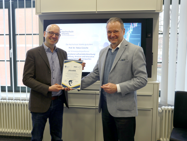 Professor Tobias Grosche (li.) widmet sich im Rahmen seiner Schwerpunktprofessur der innovativen Weiterentwicklung der Luftverkehrsforschung. Vizepräsident Hans Rück überreicht die Urkunde und die Glückwünsche der Hochschulleitung. | Foto: Dorothea Hoppe-Dörwald