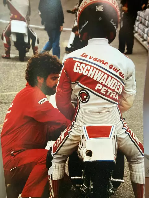 Mechaniker Peter Faber hilft Petra Gschwander | Foto: Archiv Familie Gschwander