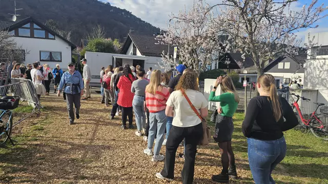 Schlangestehen am Toilettenhäuschen | Foto: Eva Bender