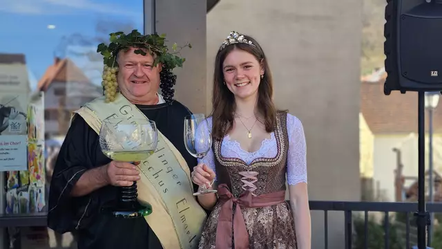Mandelblütenkönigin Maja Nett (rechts) gemeinsam mit Ehrenbacchus Elmar I. aus dem Algäu, der für die erkrankte Mandelblütenprinzessin Lucy Krell eingesprungen ist. | Foto: Eva Bender