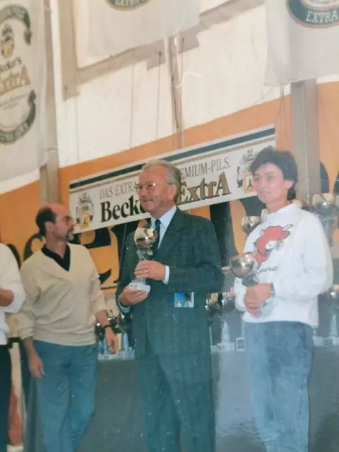 Petra Gschwander bei der Siegerehrung in St. Wendel, links Rennleiter Juppi Brill | Foto: Helmut Sossong