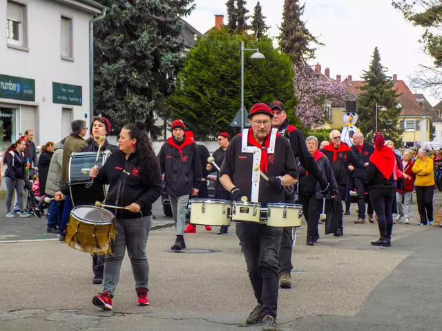 Die Hexen führen den Zug an | Foto: Beate Tilg