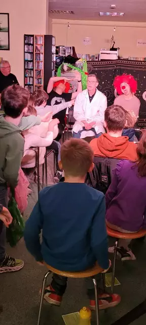 Geschichtenerfinder vom Improtheater Mannheim in der Zweigstelle der Stadtbibliothek Mannheim Friedrichsfeld | Foto: Förderverein der Stadtbücherei Friedrichsfeld 