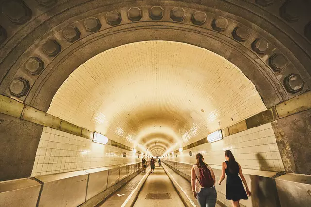 Blick in den Elbtunnel | Foto: Julia Schwendner, Mediaserver