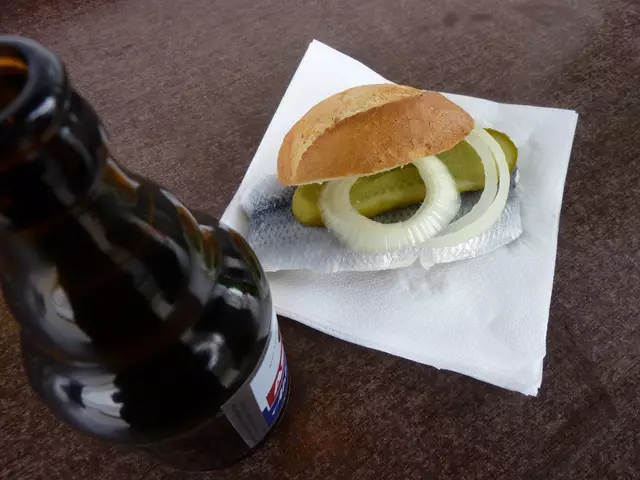 Fischbrötchen mit einem Bier – das gehört in Hamburg einfach dazu | Foto: © www.jowapress.de