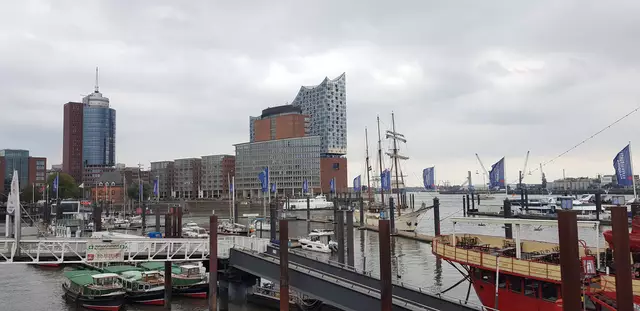 Blick über den Hafen zur „Elbphi“  | Foto: © www.jowapress.de