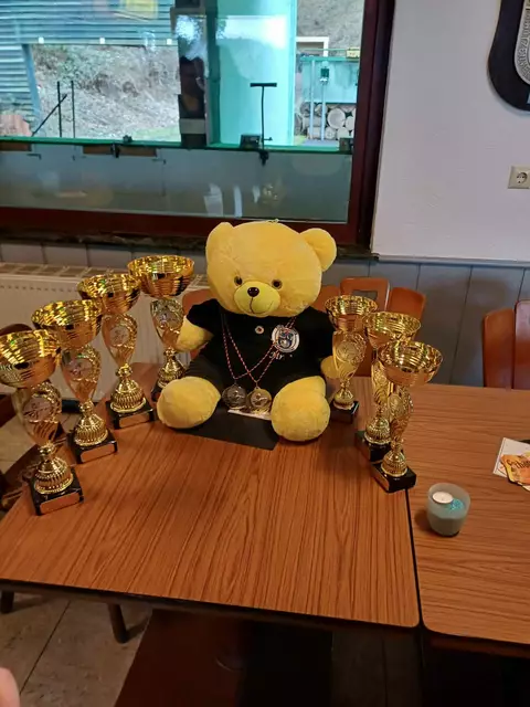 Maskottchen der Bogenschützenabteilung des TuS Landsberg Obermoschel inmitten der überreichten Pokalen des Schützenkreises 1800 Lauterecken für exzellente Jugendergebnisse und -arbeit  | Foto: TuS Landsberg Obermoschel 