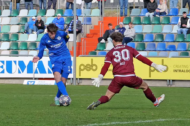 Der FK Pirmasens besiegt den FC Karbach am Samstag, 29. März 2025, mit 3:0 (1:0) Toren. Beim 3:0 drang Marc Ehrhart auf der linken Seite in den Strafraum ein und netzte an FCK-Keeper Bast vorbei überlegt in die kurze Ecke ein. | Foto: Erik Stegner