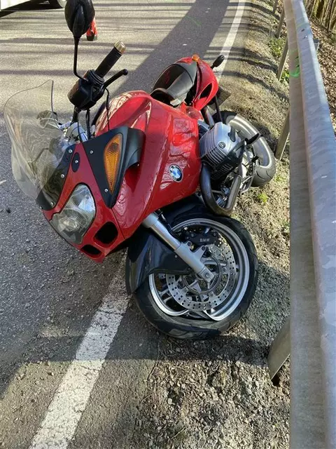 Motorrad wurde über die Fahrbahn geschleudert und prallte schließlich in die Leitplanke | Foto: Polizeiinspektion Lauterecken