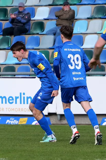 FKP-Stürmer Marc Ehrhart freut sich über seine beiden Tore gegen den FC Karbach.  | Foto: Erik Stegner