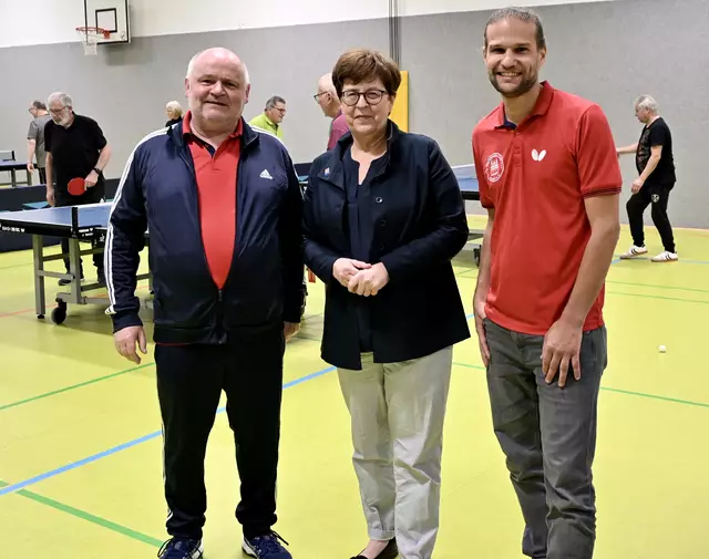 Bürgermeisterin Kabs, hier mit Trainer Niebes und TTC Vorstand Weber, hat das PPP Projekt von Anfang an unterstützt. | Foto: Hans Hebrank Speyer