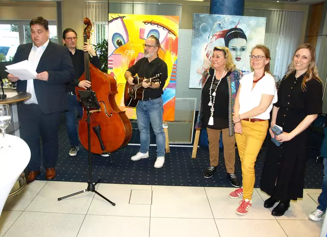 Blick auf die Vernissage.
Links Jörg Scudlo, daneben das Musikerduo, rechts: Vera Baumann, Anita Medjed-Stumm und Susanne Weser | Foto: Werner Schmidhuber