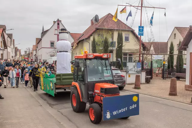 Die Sondernheimer Kinder waren mit großer Freude beim Sommertagszug 2025 dabei - und ihre Eltern auch | Foto: Paul Needham