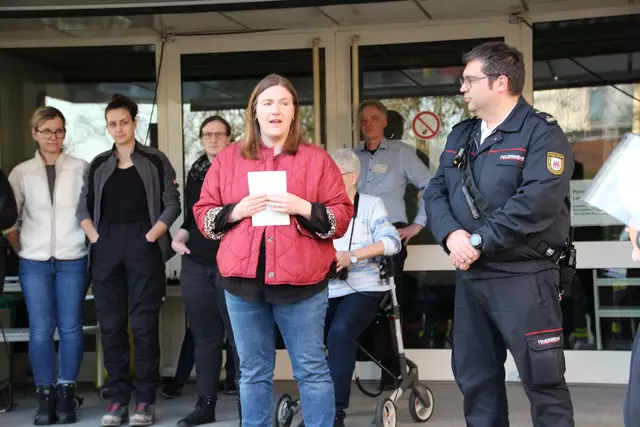 Ministerin Katharina Binz bedankt sich bei allen Teilnehmenden der Notfallübung für ihr Engagement | Foto: LBZ / Fromme