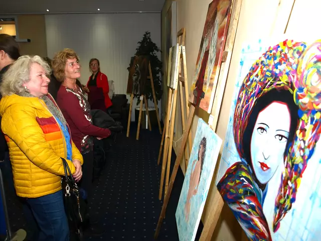 Blick auf die Vernissage, Blick auf die Kunstwerke. | Foto: Werner Schmidhuber