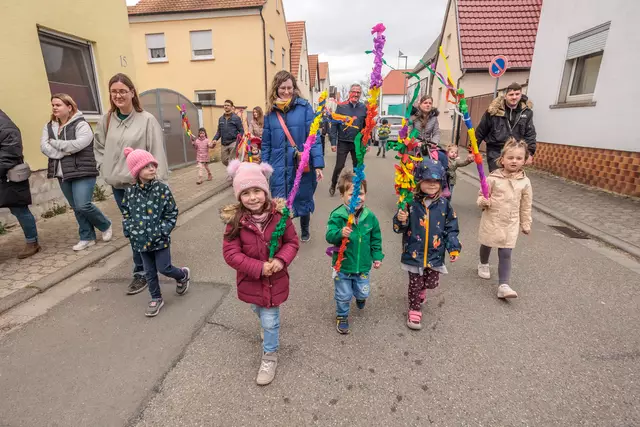 Die Sondernheimer Kinder waren mit großer Freude beim Sommertagszug 2025 dabei - und ihre Eltern auch | Foto: Paul Needham
