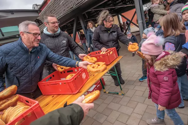 Sommertagsbrezeln für die Kinder von Bürgermeister Marcus Schaile persönlich ausgeteilt | Foto: Paul Needham