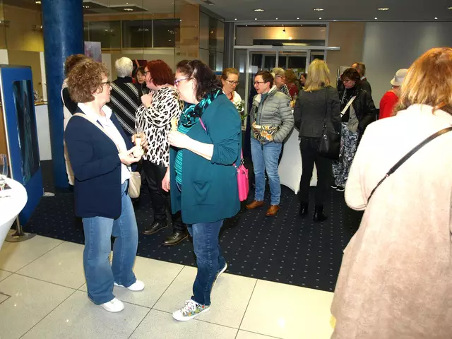 Blick auf die Vernissage. Viel Gesprächsbedarf. | Foto: Werner Schmidhuber