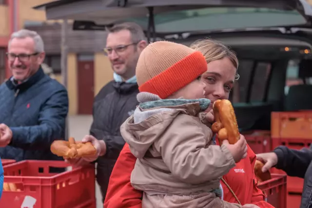 Sommertagsbrezeln für die Kinder von Bürgermeister Marcus Schaile persönlich ausgeteilt | Foto: Paul Needham