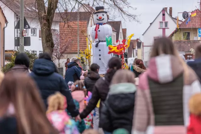 Die Sondernheimer Kinder waren mit großer Freude beim Sommertagszug 2025 dabei - und ihre Eltern auch | Foto: Paul Needham