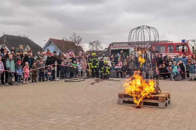 und am Ende brannte der Schneemann - der Frühling kann kommen | Foto: Paul Needham