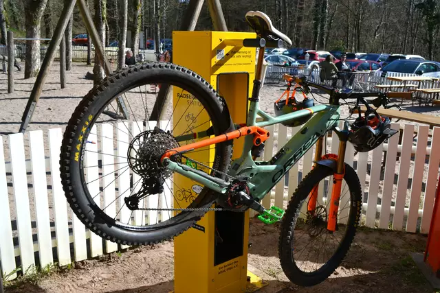 Die anderthalb Meter hohe Reparatursäule ist mit hochwertigem Werkzeug ausgestattet, darunter eine Fußluftpumpe inklusive Manometer, Reifenheber und verschiedene Werkzeugschlüssel. | Foto: Frank Schäfer