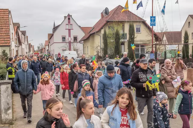 Die Sondernheimer Kinder waren mit großer Freude beim Sommertagszug 2025 dabei - und ihre Eltern auch | Foto: Paul Needham