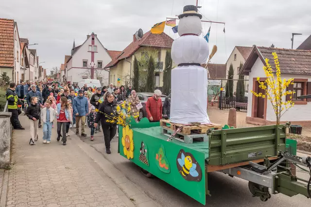 Die Sondernheimer Kinder waren mit großer Freude beim Sommertagszug 2025 dabei - und ihre Eltern auch | Foto: Paul Needham