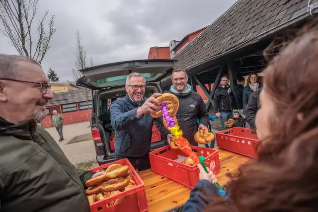 Sommertagsbrezeln für die Kinder von Bürgermeister Marcus Schaile persönlich ausgeteilt | Foto: Paul Needham