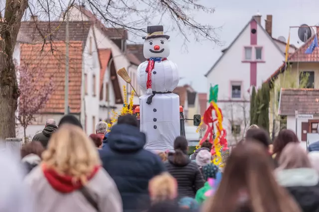 Die Sondernheimer Kinder waren mit großer Freude beim Sommertagszug 2025 dabei - und ihre Eltern auch | Foto: Paul Needham
