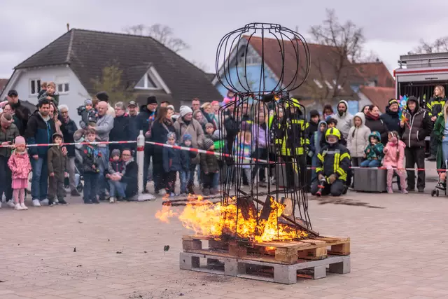 und am Ende brannte der Schneemann - der Frühling kann kommen | Foto: Paul Needham