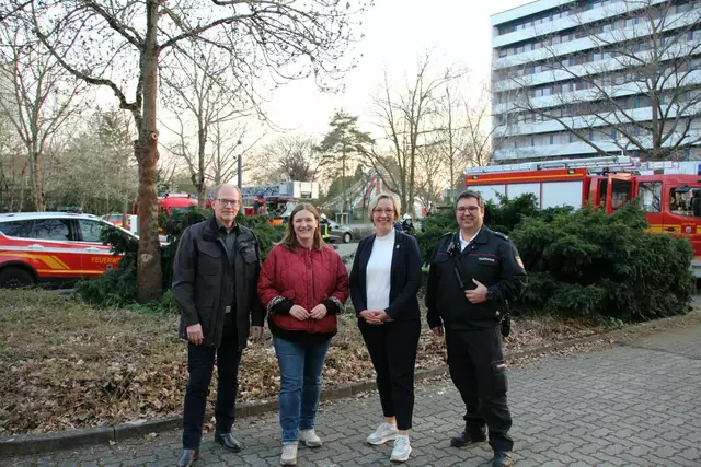Ministerin Katharina Binz und Oberbürgermeisterin Stefanie Seiler machen sich ein Bild vom Ablauf der Notfallübung (von links nach rechts: Hans-Günter Scheer, Stellvertretender Leiter des LBZ, Ministerin Katharina Binz, Oberbürgermeisterin der Stadt Speyer Stefanie Seiler und Peter Eymann, Leiter der Stabsstelle Brand- und Katastrophenschutz der Stadt Speyer | Foto: LBZ / Fromme