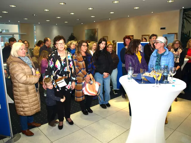 Blick auf die Vernissage, auch des jüngsten Besuchers. | Foto: Werner Schmidhuber