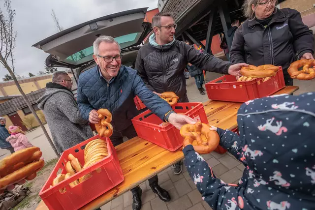 Sommertagsbrezeln für die Kinder von Bürgermeister Marcus Schaile persönlich ausgeteilt | Foto: Paul Needham