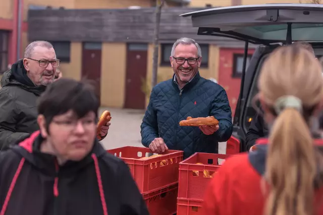 Sommertagsbrezeln für die Kinder von Bürgermeister Marcus Schaile persönlich ausgeteilt | Foto: Paul Needham