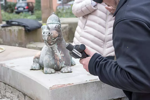 Die Bronzefiguren werden mit einem Laser behandelt, der den Kalkbelag wegbrennt.  | Foto: Prot. Dekanat LU/Wagner