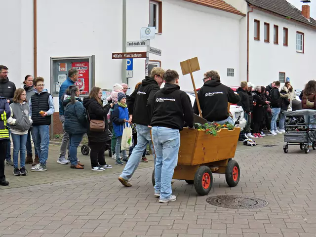 Rasten an mir vorbei, die Kerweborsche, nur noch von hinten | Foto: Brigitte Melder