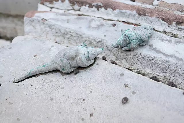 Der Kalk hat sich dick auf Bronzefiguren und Steine gelegt.  | Foto: Prot. Dekanat LU/Wagner