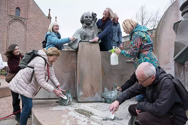 Pfarrerinnen, Pfarrer sowie die städtische Grünflächen-Chefin Gabriele Bindert (Zweite von links) begannen symbolisch mit der Reinigung.  | Foto: Prot. Dekanat LU/Wagner 
